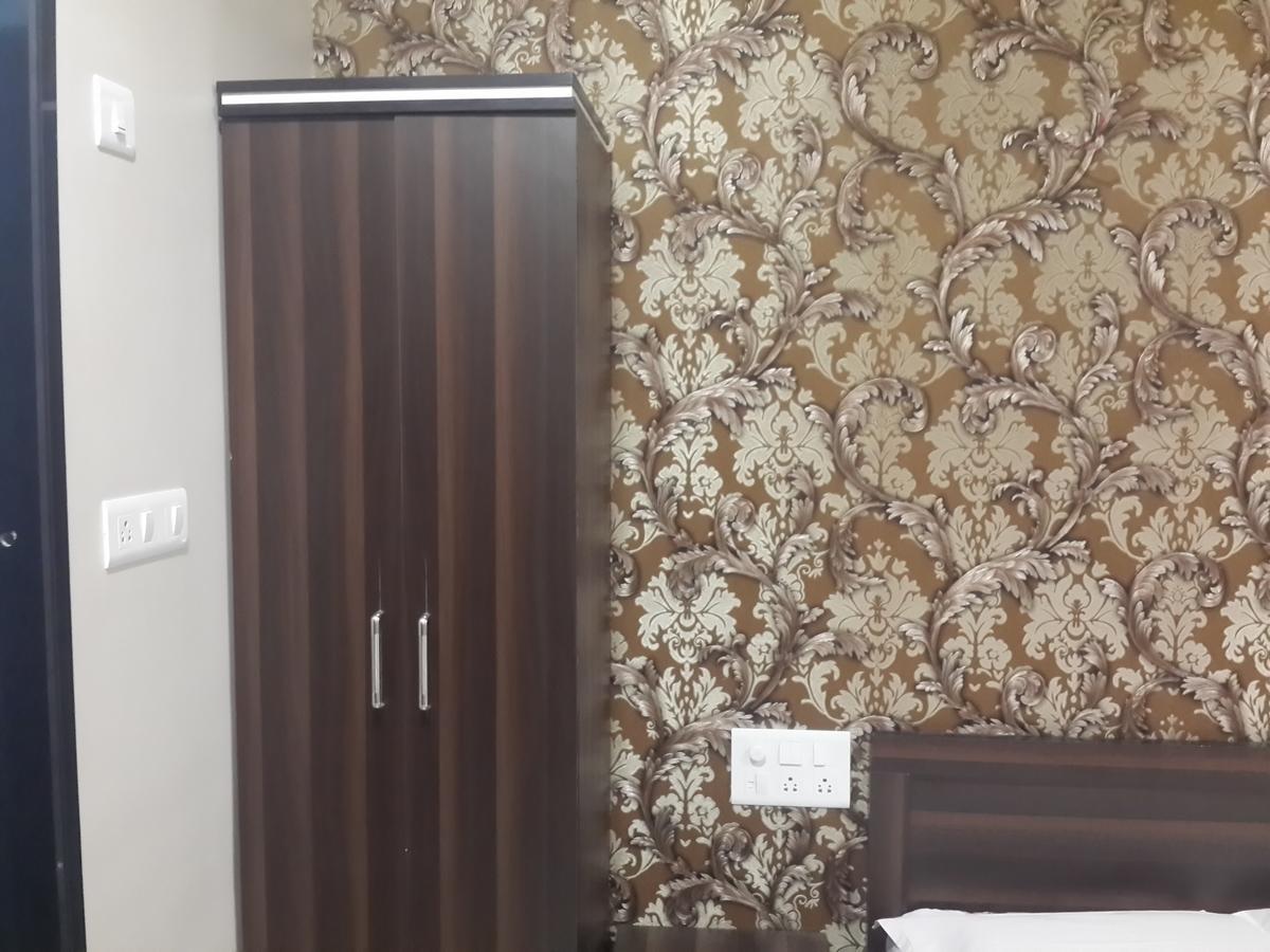 Hotel Holiday Era Aurangabad  Buitenkant foto
